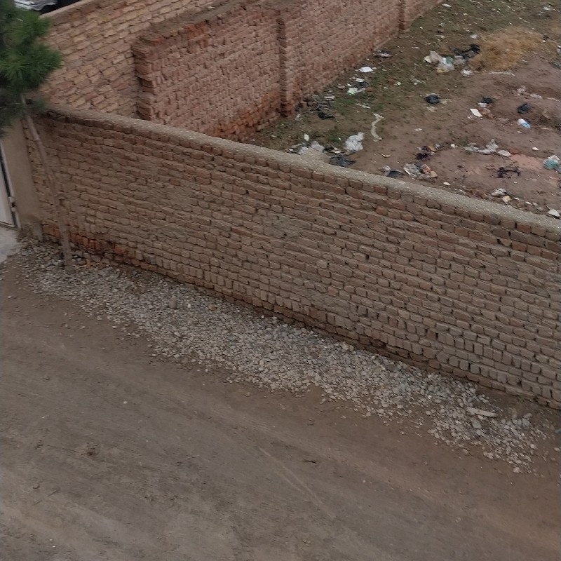 یک نمره زمین فروشی ۱۸۰ متر که عرض ۸ متر و طول ۲۲و نیم متر در ولایت نیمروز کوچه سالن فوتبال عرب ها قیمت ۴ لک افقانی